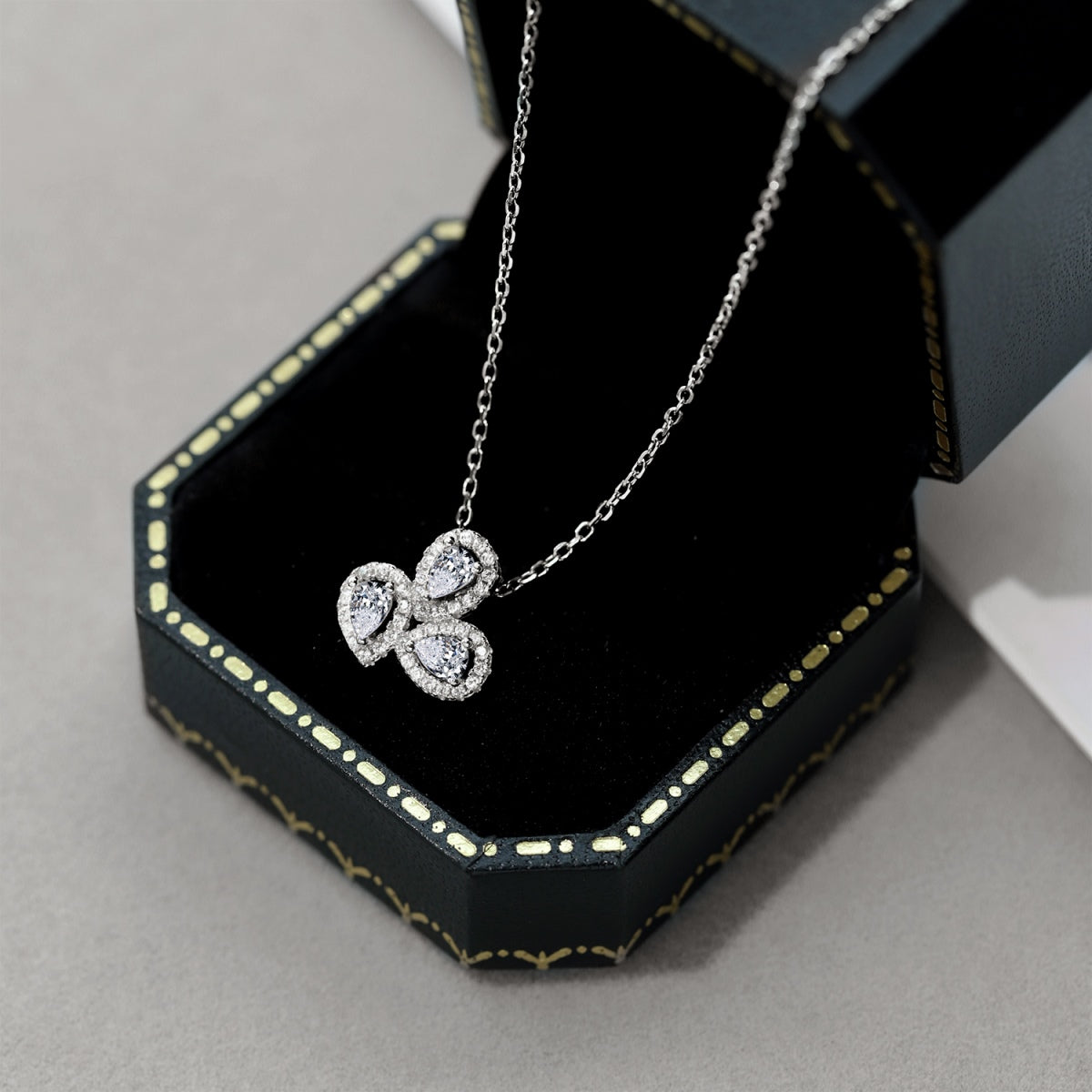 [Zusammen]Elegante Halskette in Blumenform mit Birnenschliff