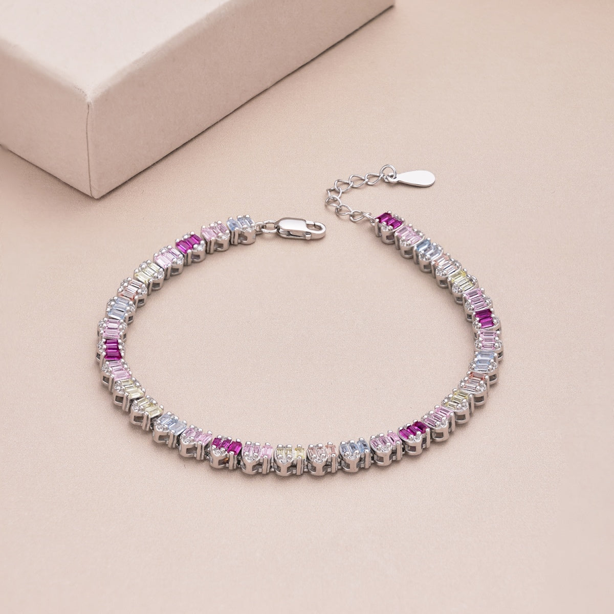 [Zusammen] Zartes, farbenfrohes Party-Armband im Smaragdschliff