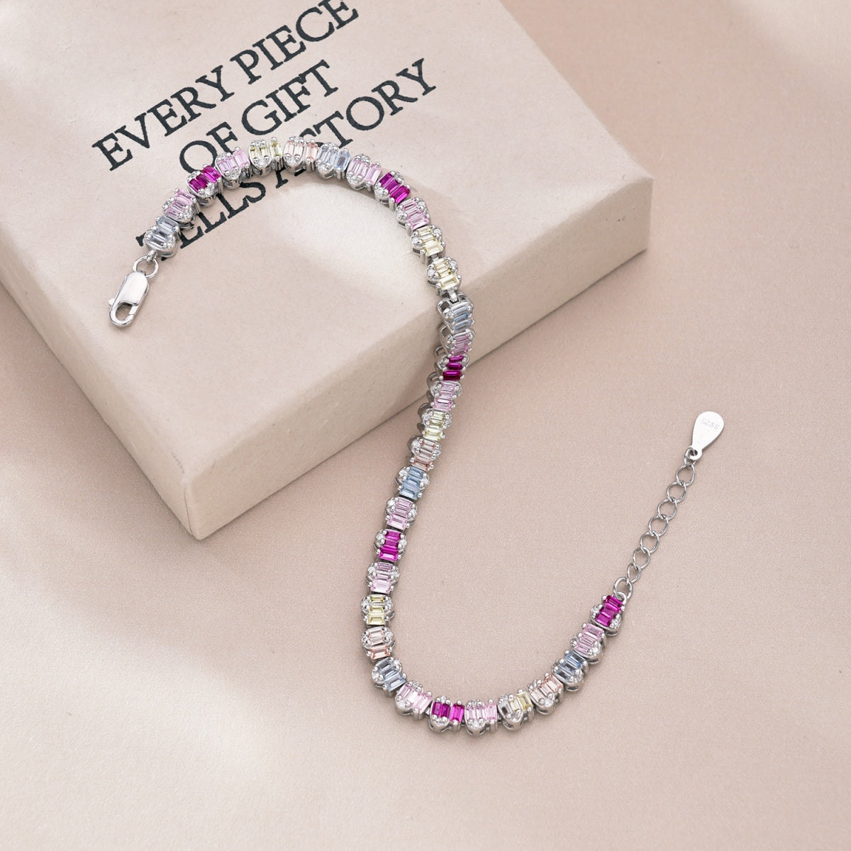 [Zusammen] Zartes, farbenfrohes Party-Armband im Smaragdschliff