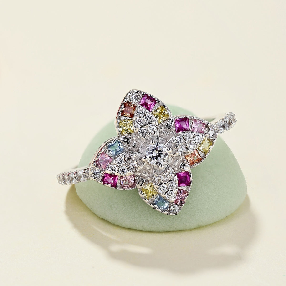 [Zusammen]Luxuriöser bunter Bankettring in Blumenform