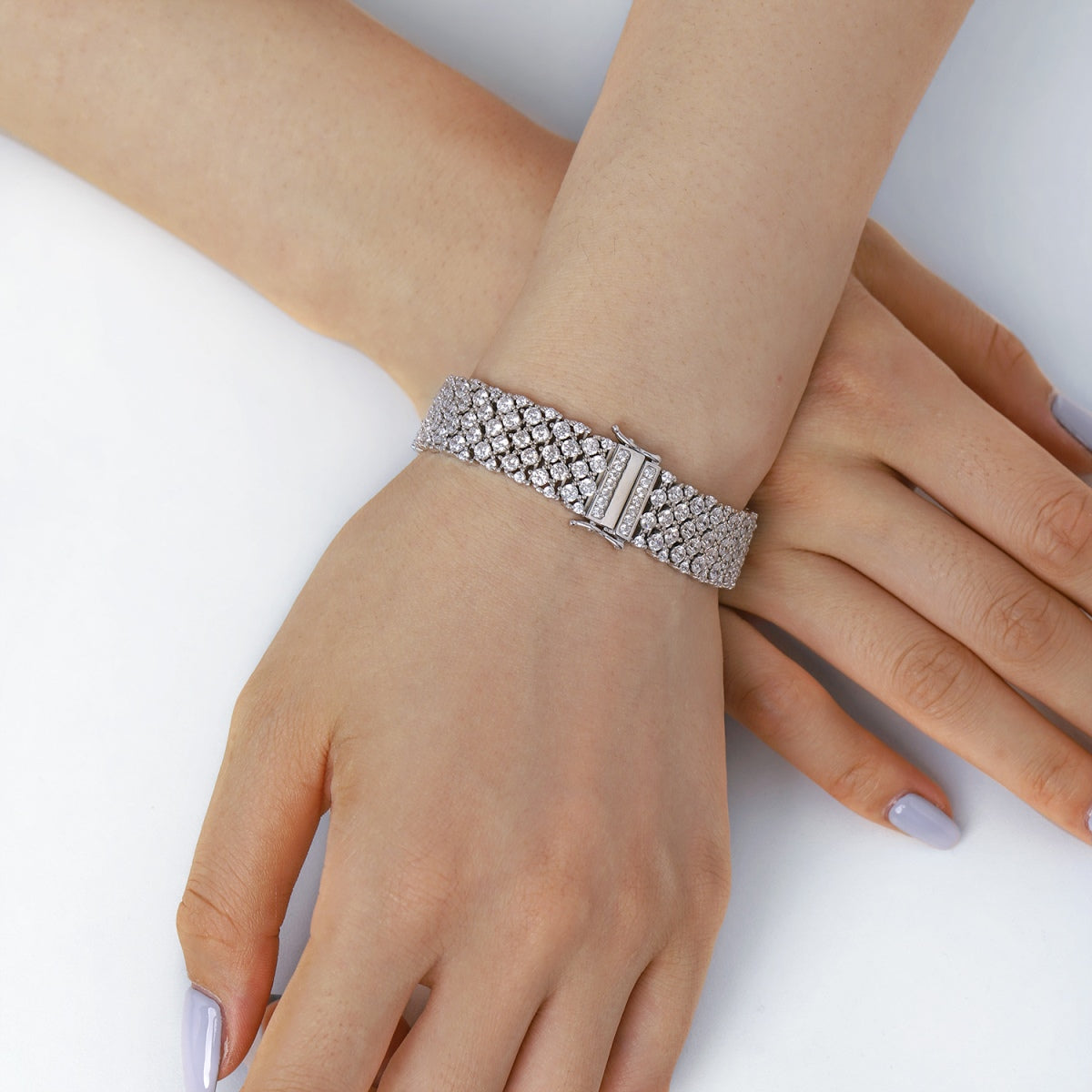 [Zusammen] Verziertes, elegantes Party-Armband mit rundem Schliff
