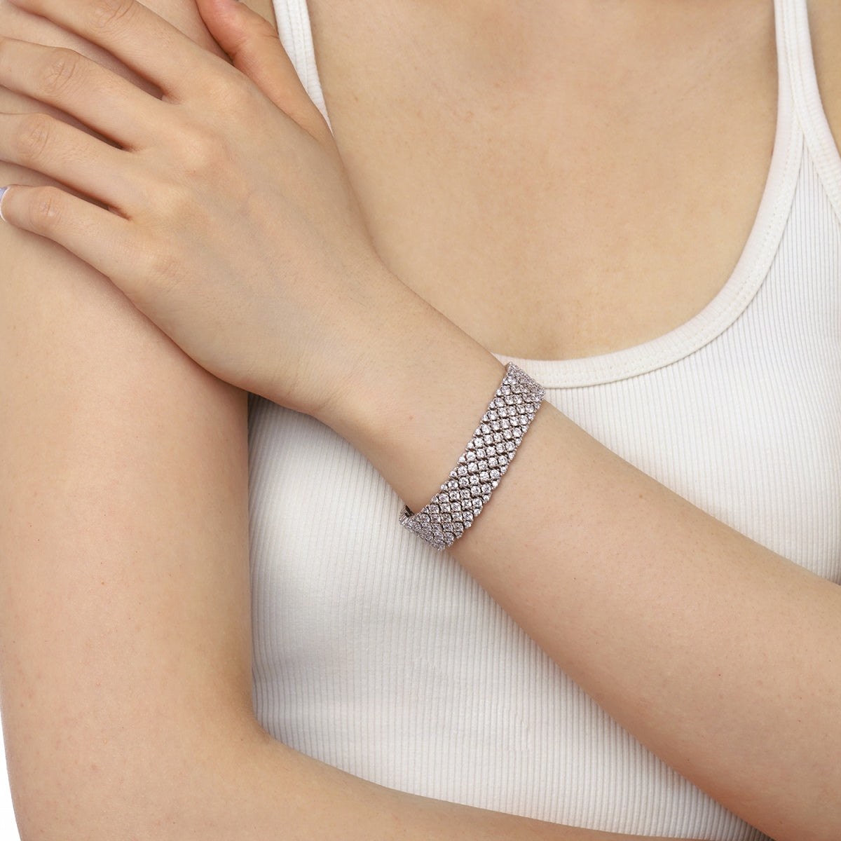 [Zusammen] Verziertes, elegantes Party-Armband mit rundem Schliff