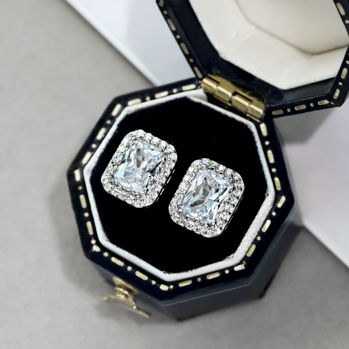 [Zusammen]1,0 Karat luxuriöse zierliche Smaragdschliff-Tagesohrringe