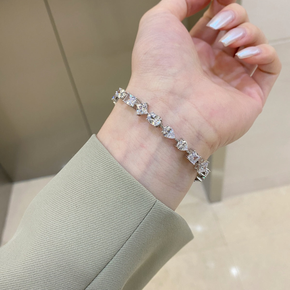 [Zusammen]Einzigartiges, exquisites Multi-Cut-Armband für den Alltag