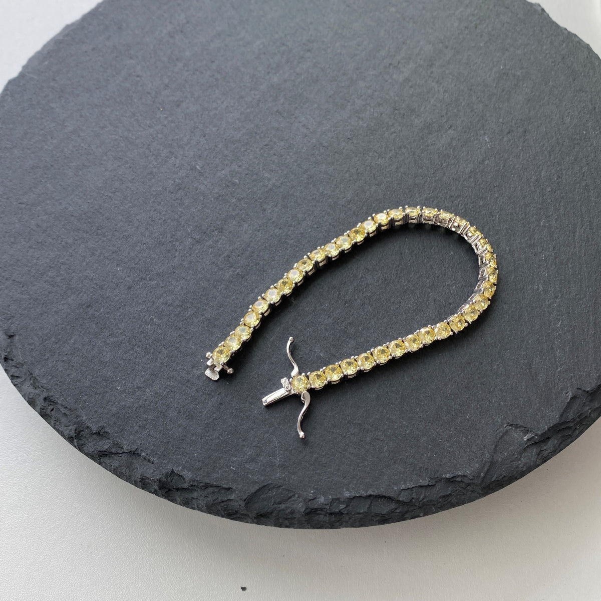 [Zusammen]Verziertes, schillerndes Tennisarmband mit Rundschliff