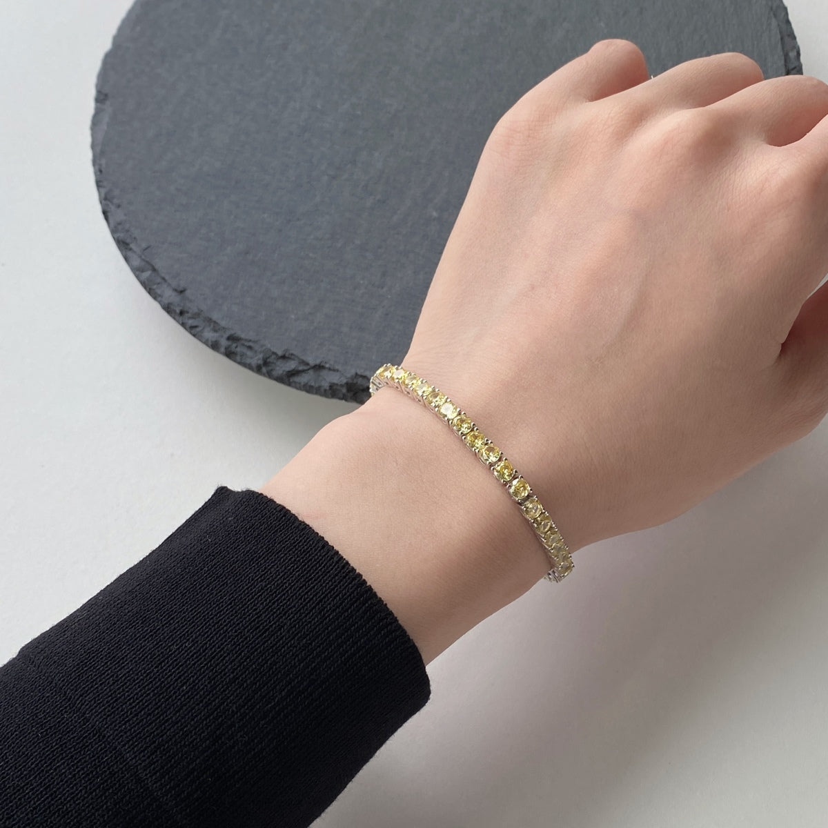 [Zusammen]Verziertes, schillerndes Tennisarmband mit Rundschliff