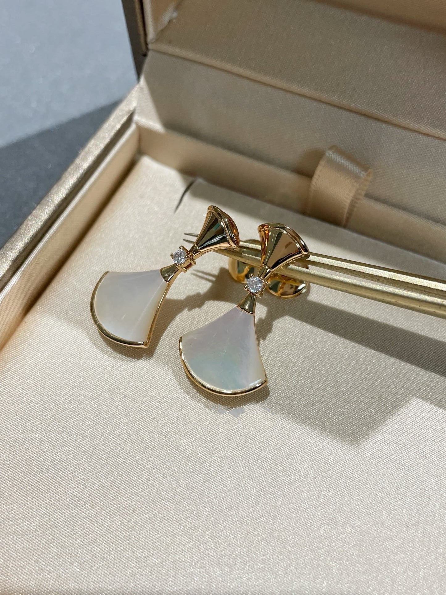 [Together Jewelry]DREAM MOP 1 DIAMOND EARRINGS