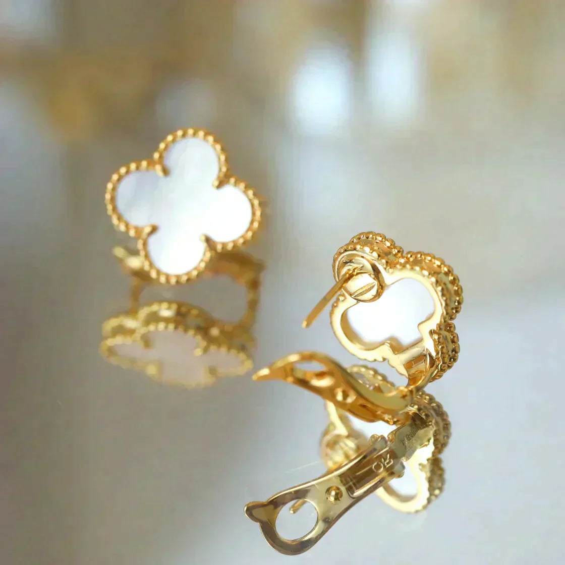 [Together]CLOVER MEDIUM 1 MOTIFS  WHITE MOP STUD EARRINGS