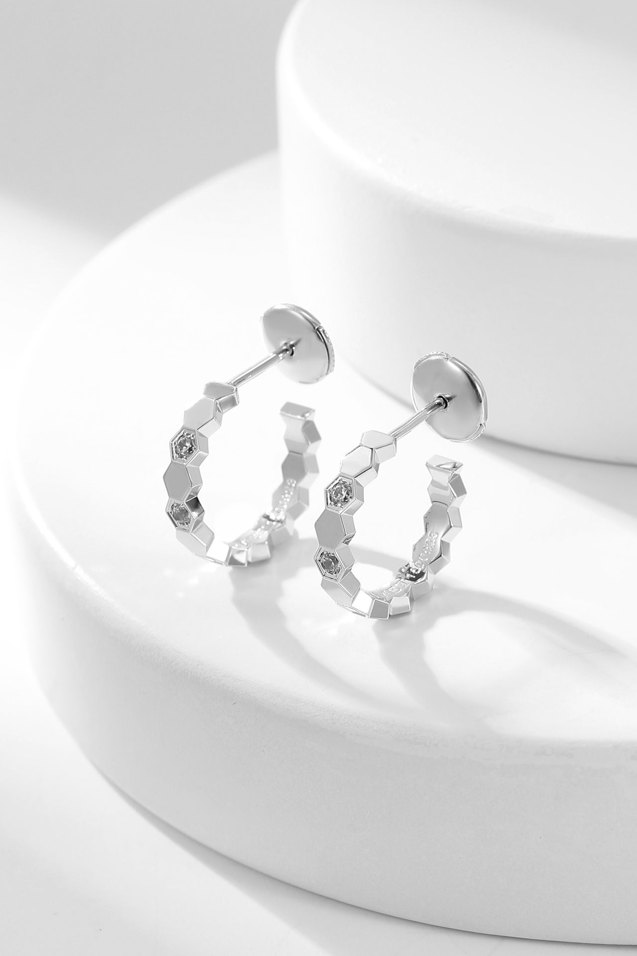 [Together Jewelry]BEE LOVE DIAMOND HOOP EARRINGS