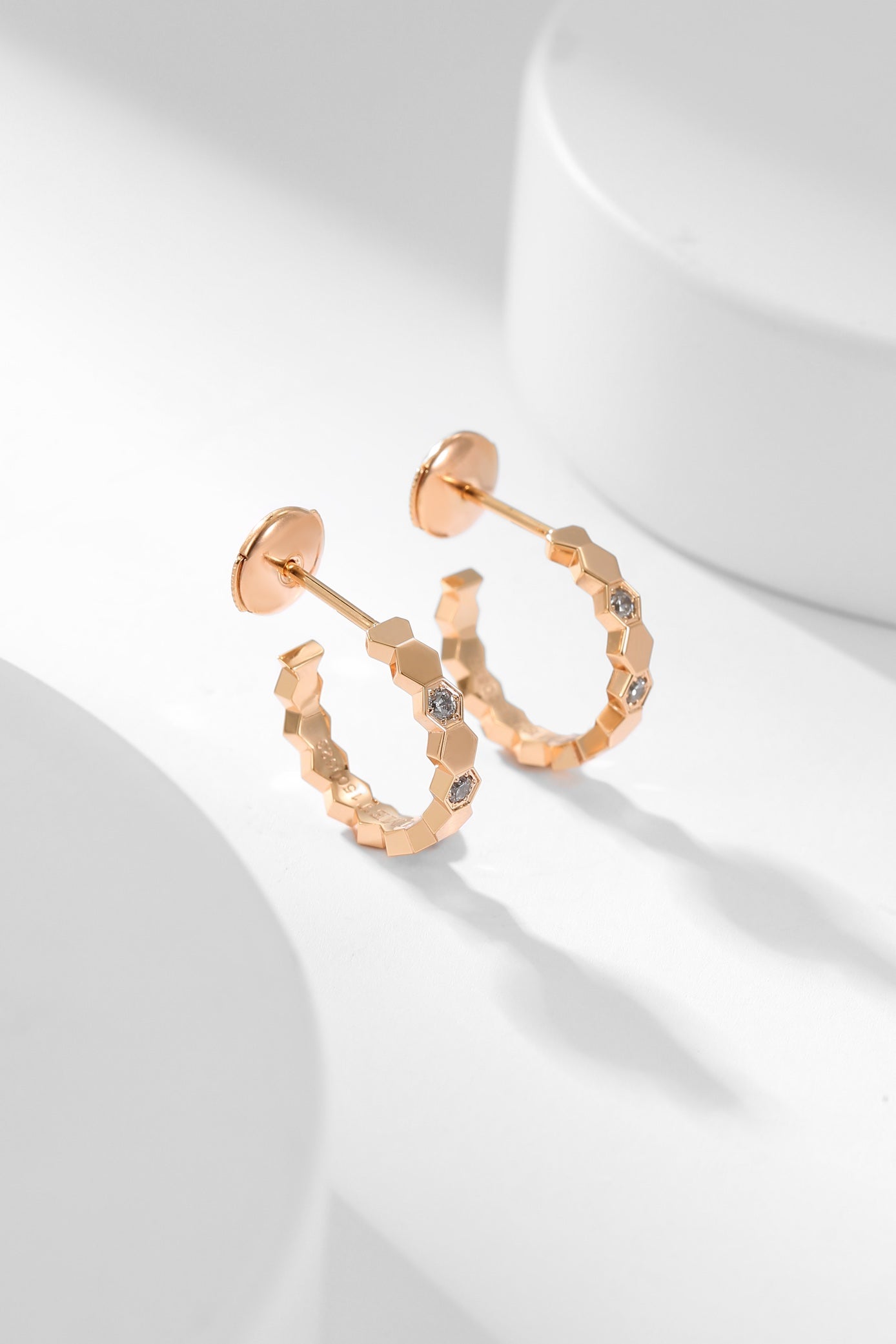 [Together Jewelry]BEE LOVE DIAMOND HOOP EARRINGS