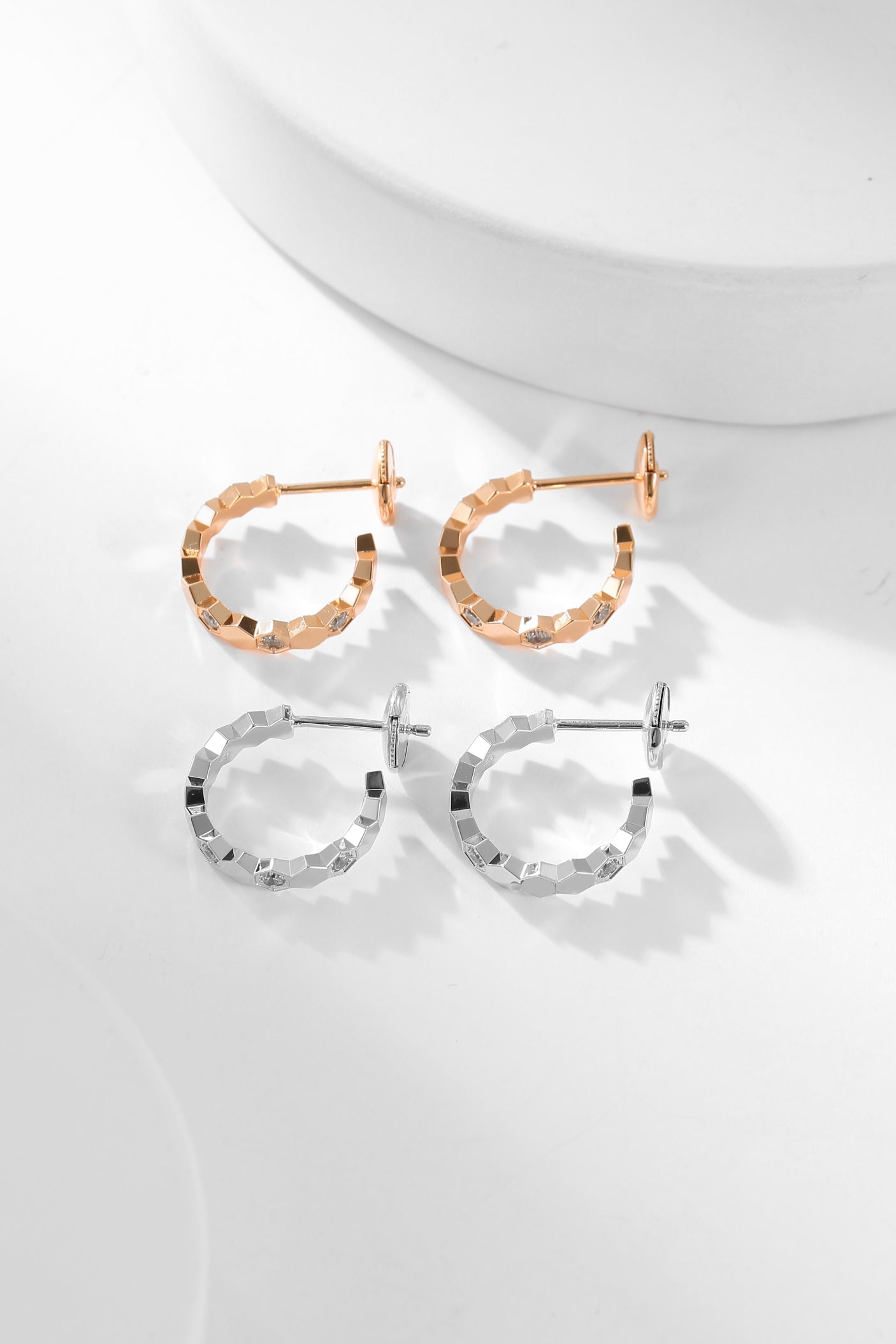 [Together Jewelry]BEE LOVE DIAMOND HOOP EARRINGS