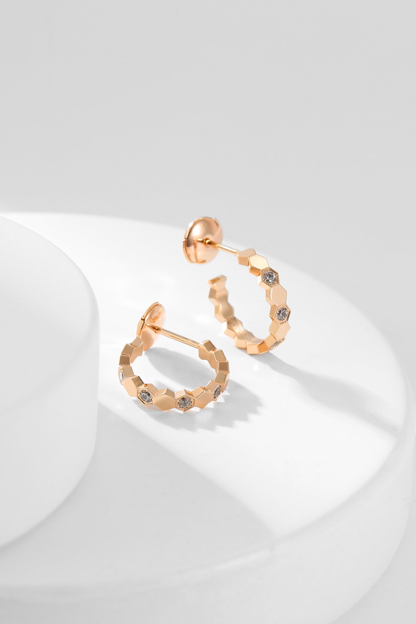 [Together Jewelry]BEE LOVE DIAMOND HOOP EARRINGS