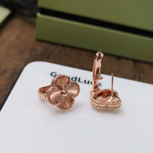 [Together]CLOVER MEDIUM STUD EARRINGS
