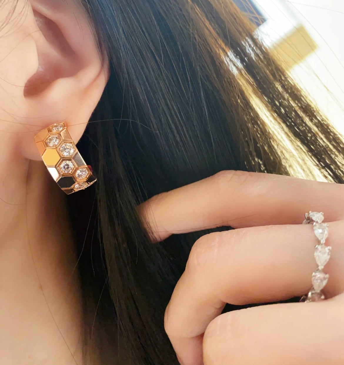 [Together Jewelry]BEE LOVE DIAMOND HOOP EARRINGS