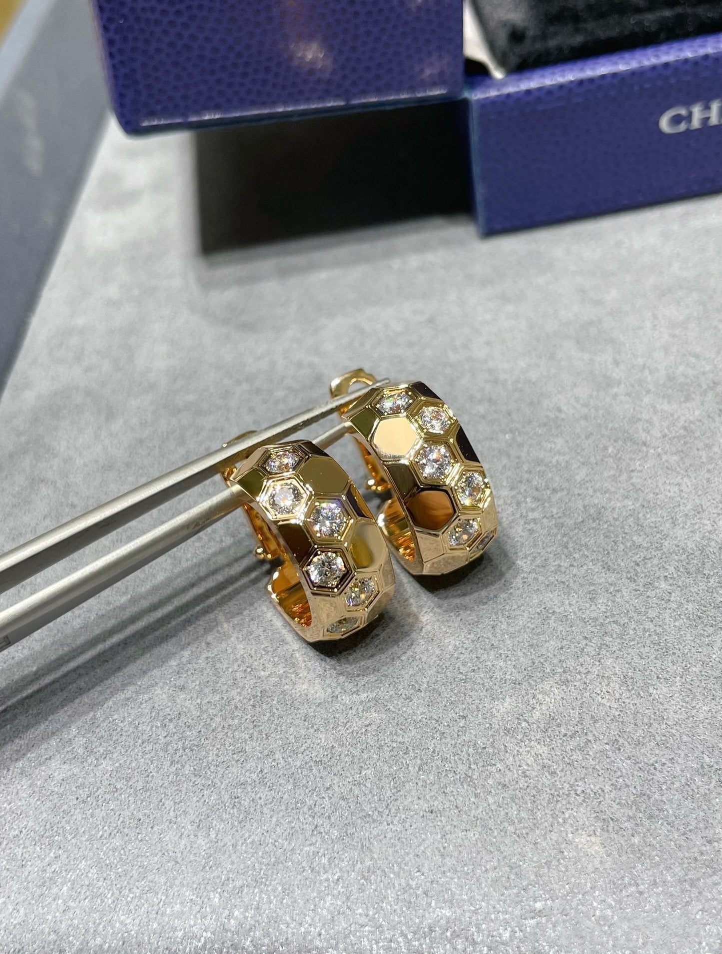 [Together Jewelry]BEE LOVE DIAMOND HOOP EARRINGS