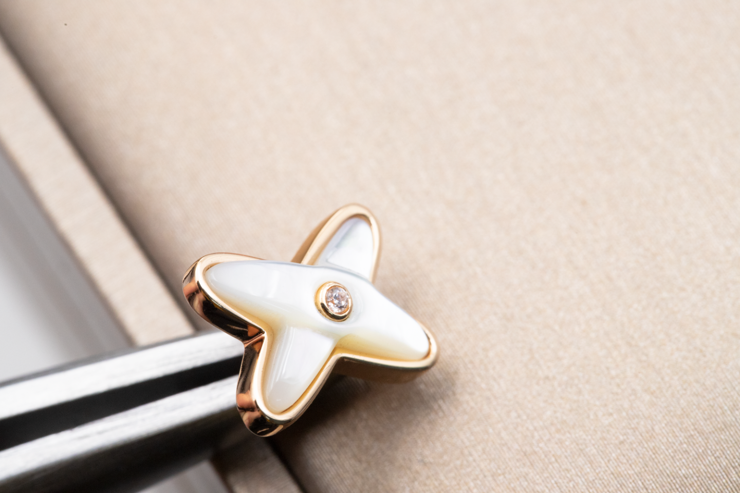 [Together Jewelry]JEUX DE WHITE MOP PINK GOLD DIAMOND EARRINGS