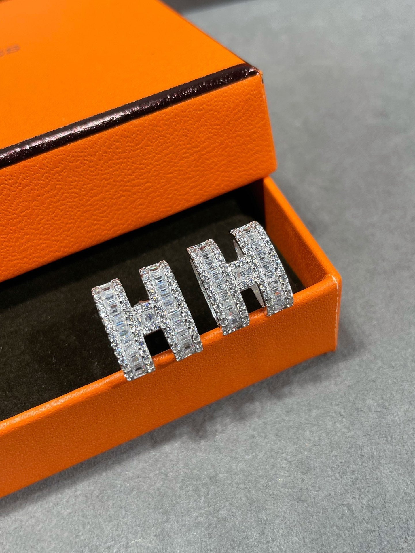 [Together Jewelry]H STUD EARRINGS WITH SILVER DIAMONDS