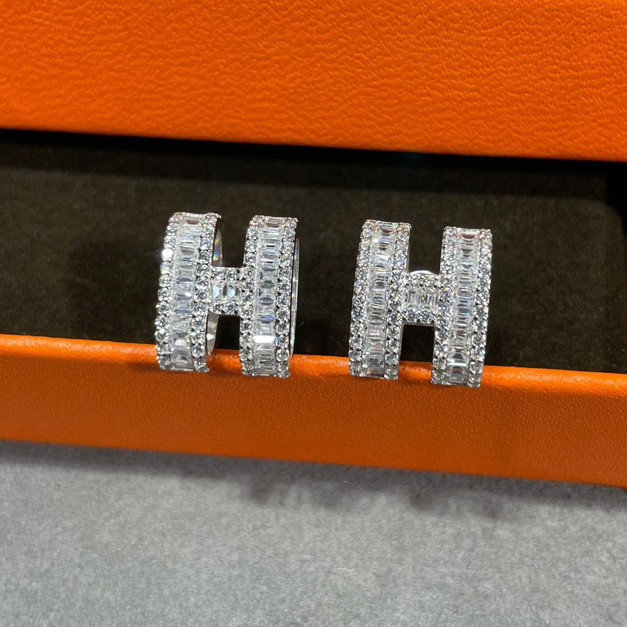 [Together Jewelry]H STUD EARRINGS WITH SILVER DIAMONDS