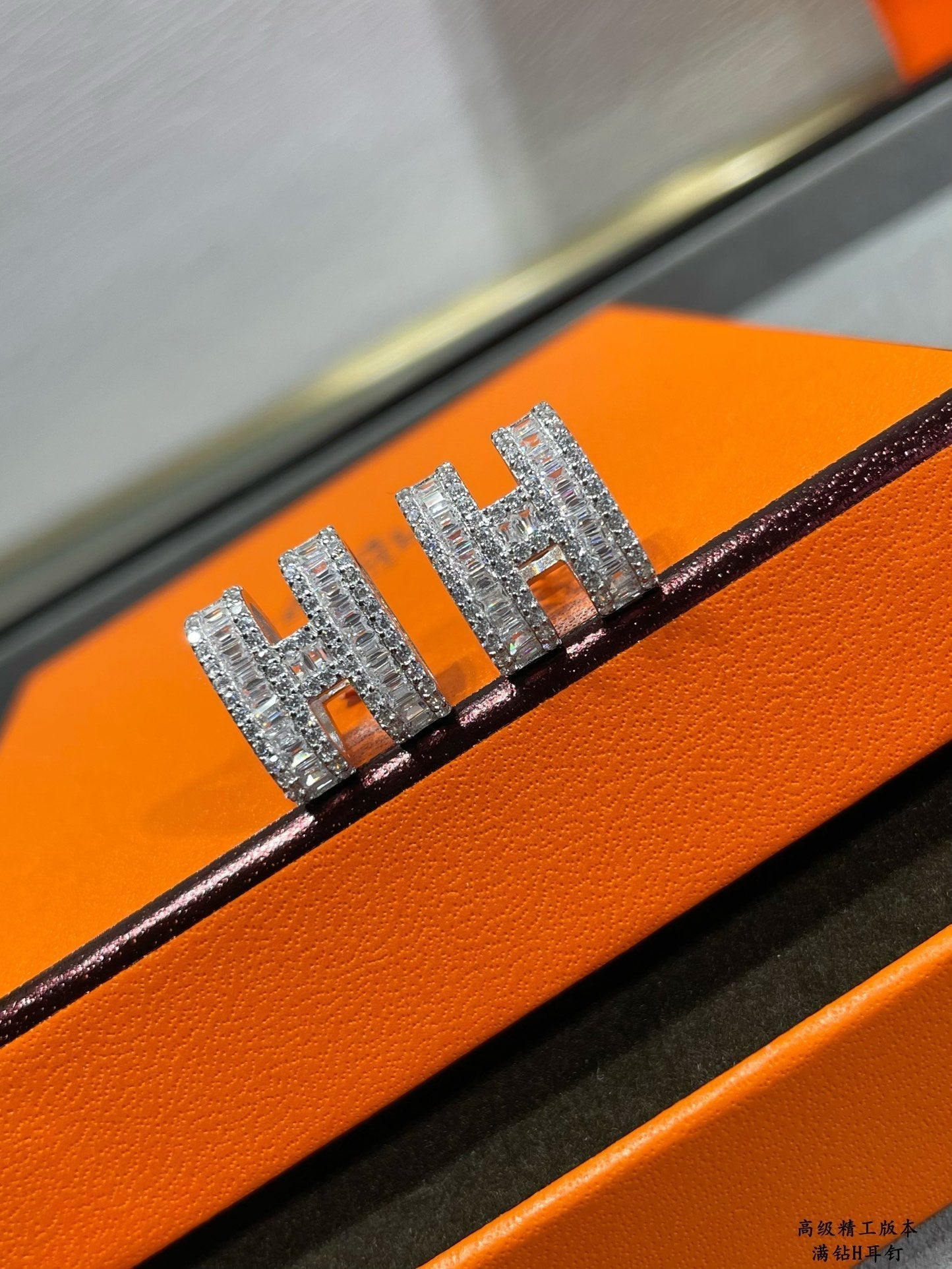 [Together Jewelry]H STUD EARRINGS WITH SILVER DIAMONDS