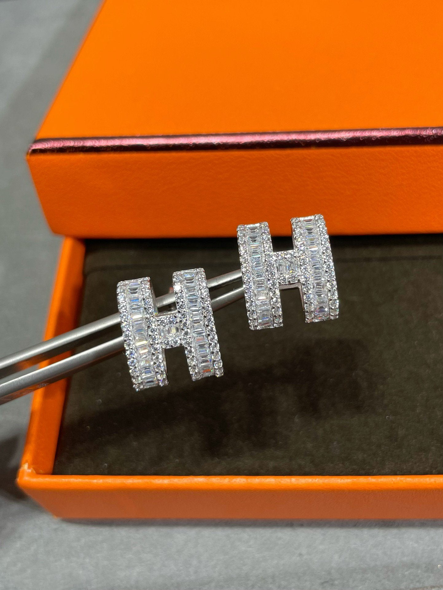 [Together Jewelry]H STUD EARRINGS WITH SILVER DIAMONDS