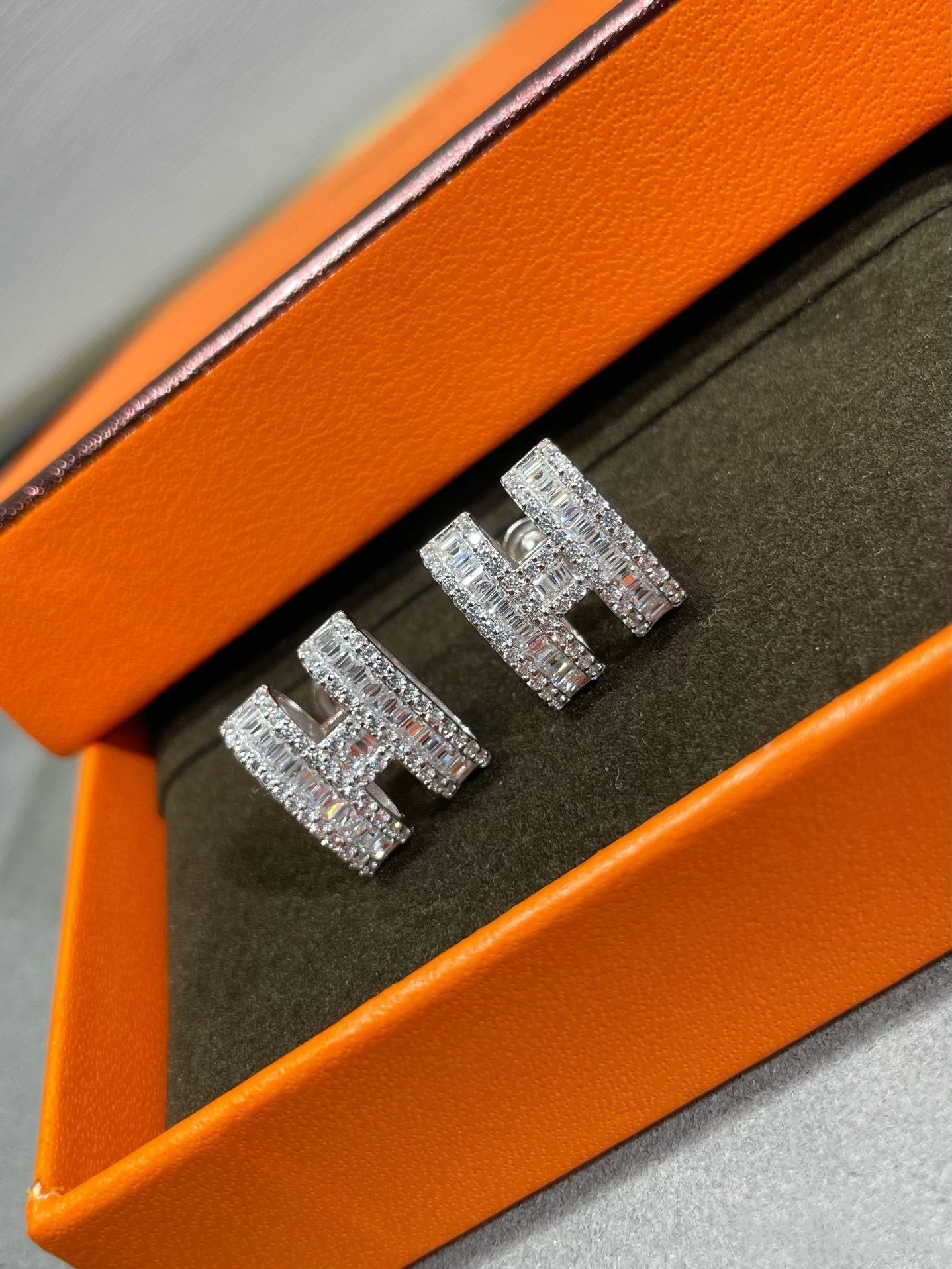 [Together Jewelry]H STUD EARRINGS WITH SILVER DIAMONDS