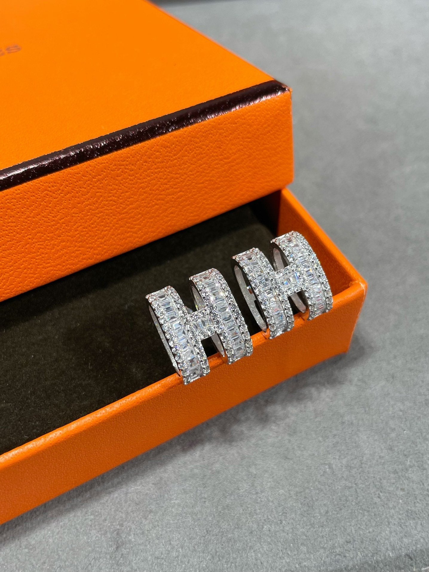 [Together Jewelry]H STUD EARRINGS WITH SILVER DIAMONDS